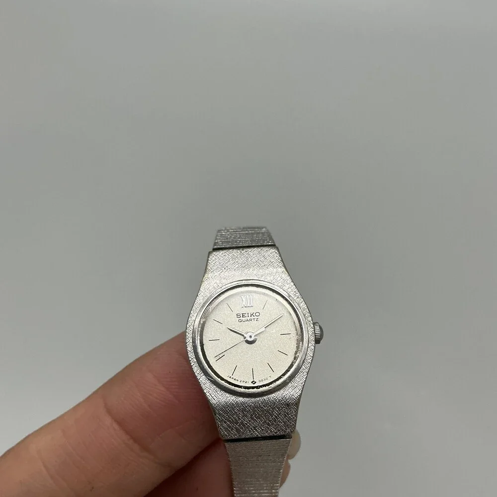 Vintage Seiko Womens Watch 18mm Silver Tone 2P21-0A79 New Battery 6.75